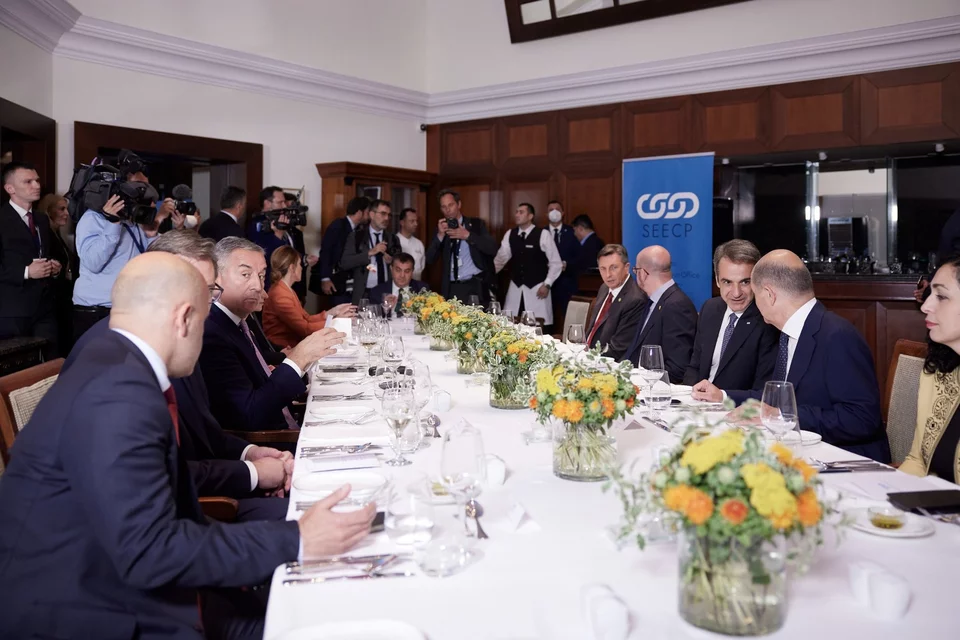 Κυριάκος Μητσοτάκης και Όλαφ Σολτς στο δείπνο των ηγετών της Συνόδου Κορυφής της Διαδικασίας για τη Νοτιοανατολική Ευρώπη