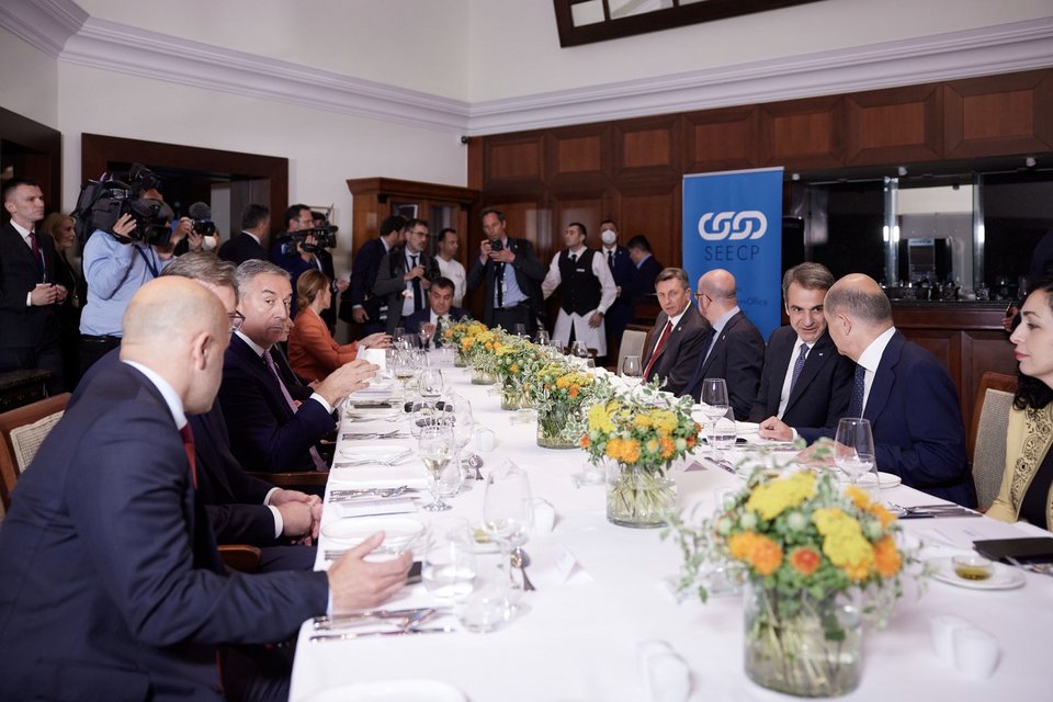 Κυριάκος Μητσοτάκης και Όλαφ Σολτς στο δείπνο των ηγετών της Συνόδου Κορυφής της Διαδικασίας για τη Νοτιοανατολική Ευρώπη