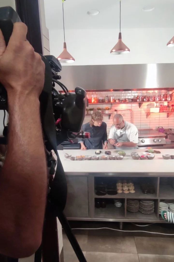 O Ντιέγκο Γκαρθία-Βέγκα του HBO Max στην κουζίνα του Soil με τον Τάσο Μαντή, την ώρα των γυρισμάτων.