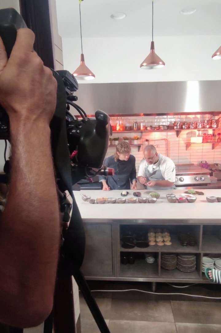 O Ντιέγκο Γκαρθία-Βέγκα του HBO Max στην κουζίνα του Soil με τον Τάσο Μαντή, την ώρα των γυρισμάτων. 