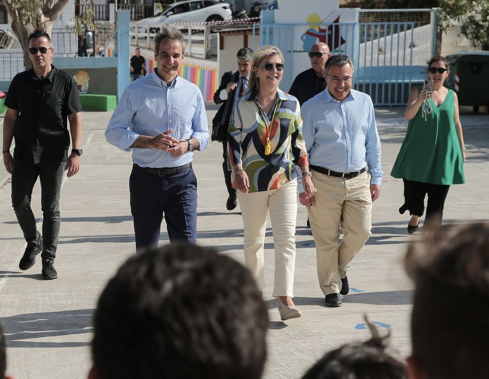 Στιγμιότυπο από την προσέλευση του κ. Μητσοτάκη στο σχολείο, όπου τον υποδέχθηκε ο κ. Ψάλτης και η Υφυπουργός Παιδείας Ζέττα Μακρή. 