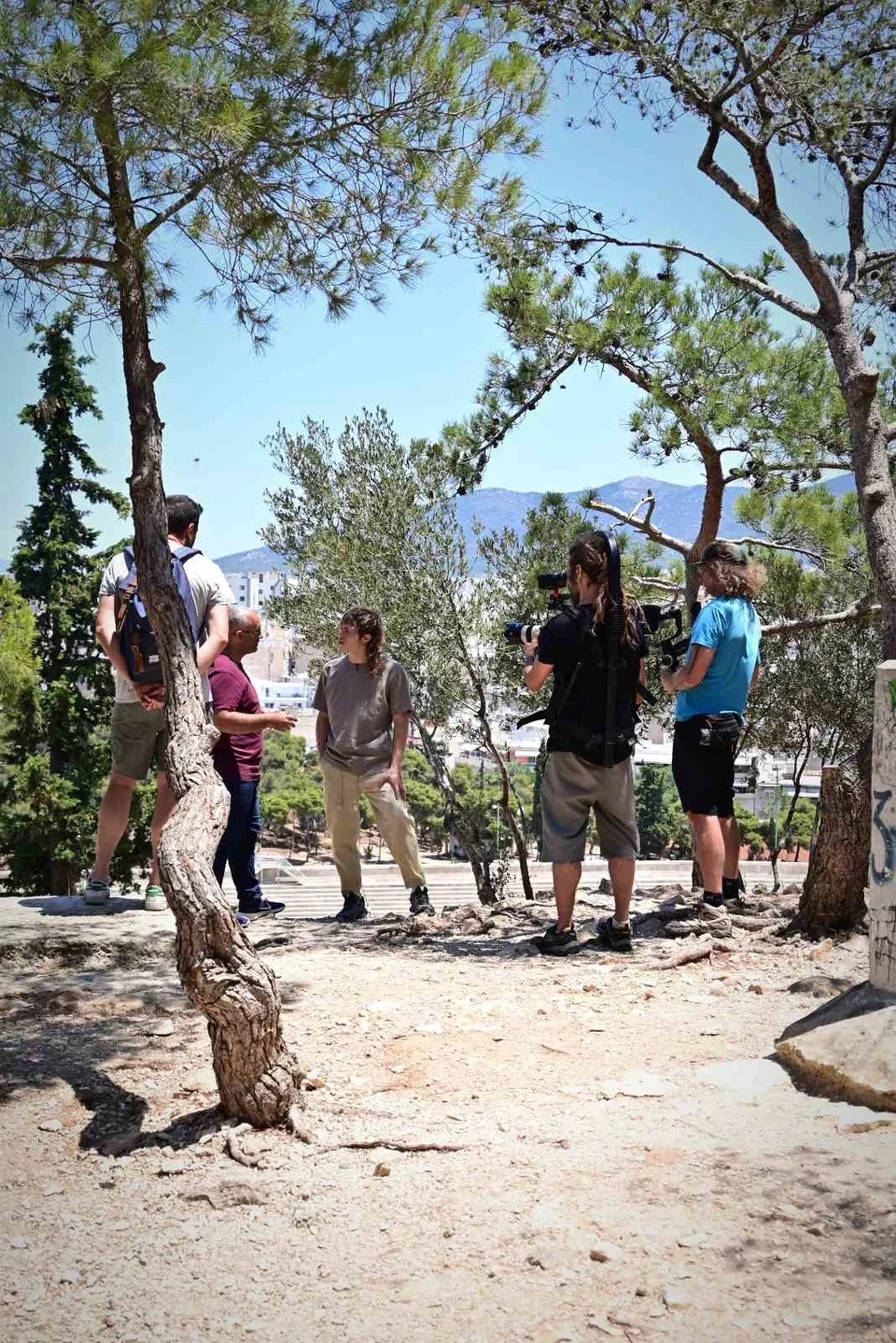 Μέρος των γυρισμάτων έγινε στον κατάφυτο λόφο πάνω από το Παναθηναϊκό Στάδιο, κοντά στο εστιατόριο Soil.