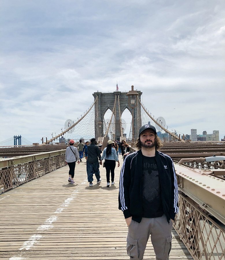 street artist STMTS στη γέφυρα του Brooklyn