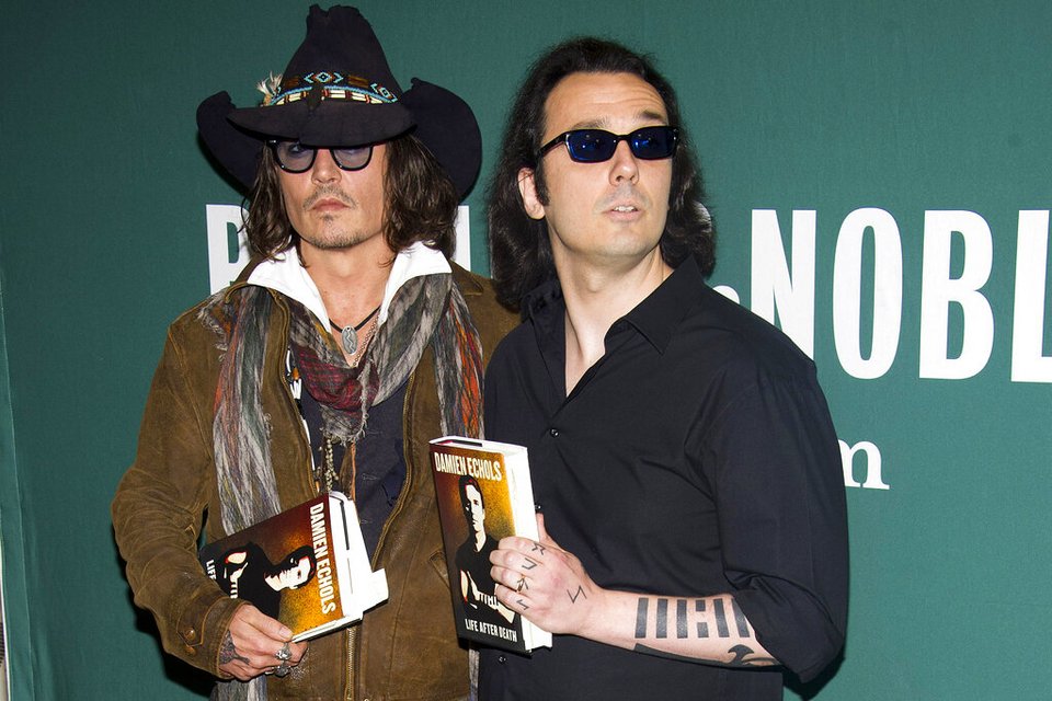 Ο Johnny Depp και ο Damien Echols σε εκδήλωση προώθησης βιβλίου για τη βιογραφία του Echols "Life After Death" το 2012 στη Νέα Υόρκη