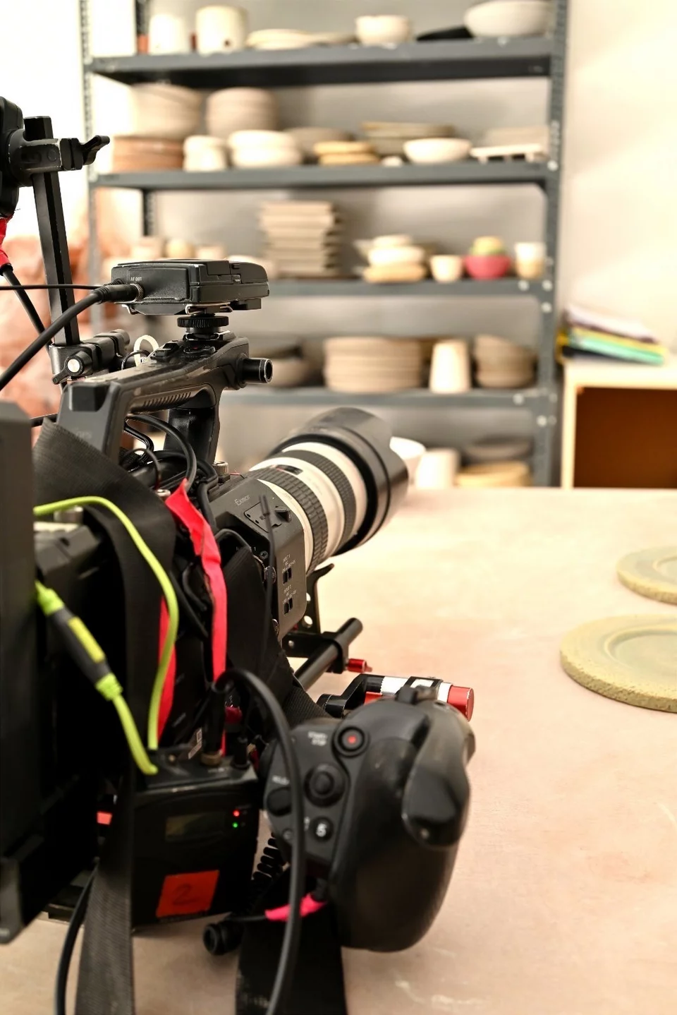 Η κάμερα μπήκε στο εργαστήριο κεραμικής Mud Lab της  Έλιας Λαμπίρη.