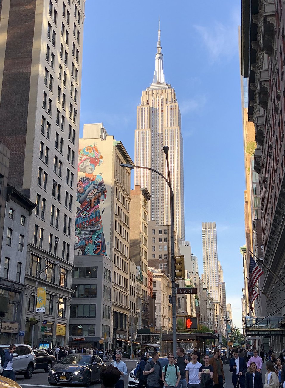 Tristan Eaton με φόντο το Empire State στο Μανχάταν
