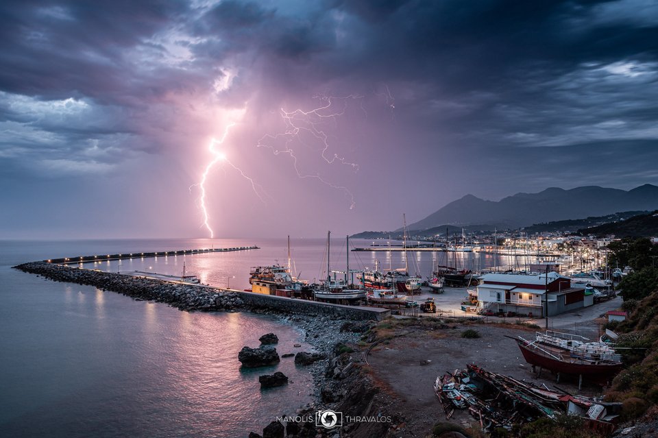 Κακοκαιρία Genesis, εντυπωσιακές φωτό κεραυνών από τη Σάμο