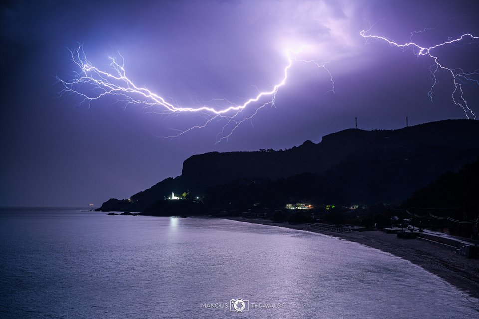 Κακοκαιρία Genesis, εντυπωσιακές φωτό κεραυνών από τη Σάμο