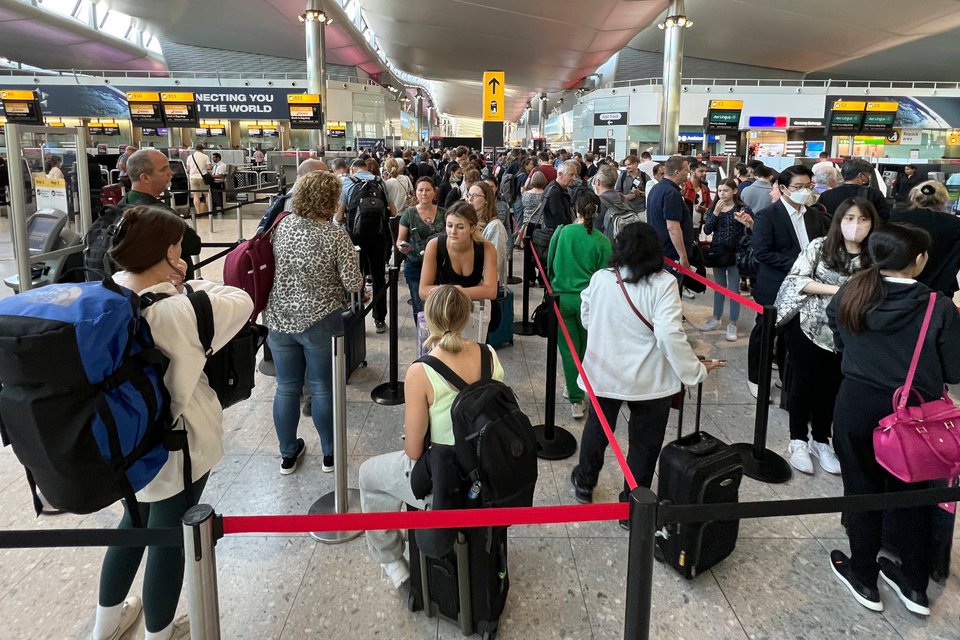 Μεγάλη η ταλαιπωρία των ταξιδιωτών στη Βρετανία / Φωτογραφία: AP