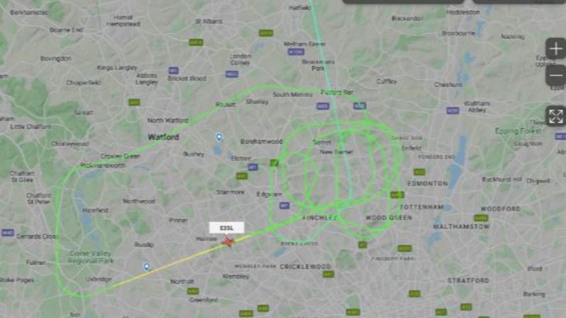 Ο χάρτης του FlightRadar24 καταγράφει τους κύκλους που έκανε το αεροσκάφος της βασίλισσας Ελισάβετ πάνω από το Λονδίνο