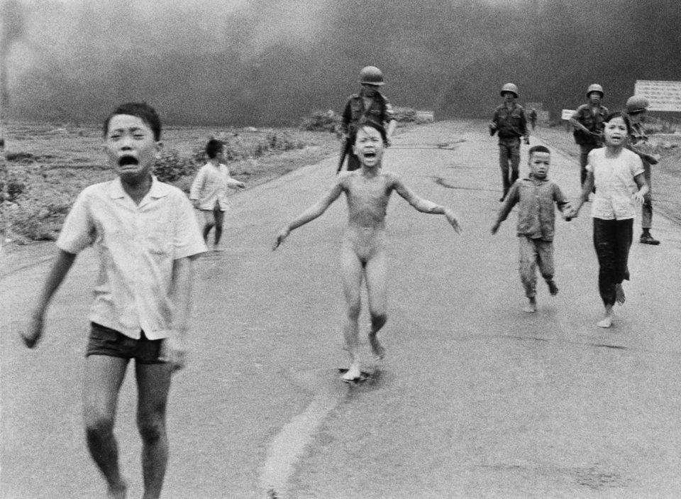 H συγκλονιστική φωτογραφία που τράβηξε στις 8 Ιουνίου του 1972 ο φωτογράφος του Associated Press, Νικ Ουτ, με το «κορίτσι της ναπάλμ», Παν Τι Κιμ Πουκ να ουρλιάζει από τους πόνους
