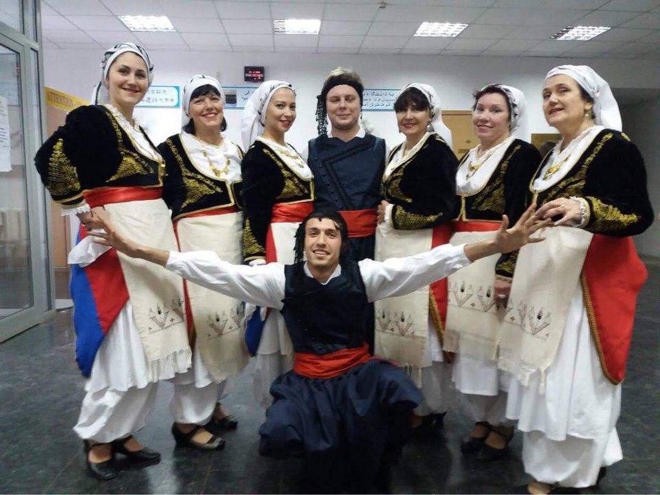 Ο Νικόλας Αχμπάς με χορευτική ομάδα ντυμένος με παραδοσιακή στολή