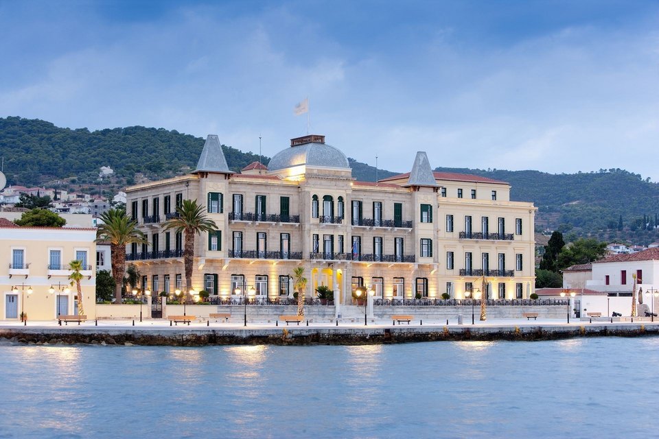 H γραμμή τερματισμού του Spetses mini Marathon γίνεται στην εμβληματική πλατεία Ποσειδωνίου - Φωτογραφία: poseidonion.com