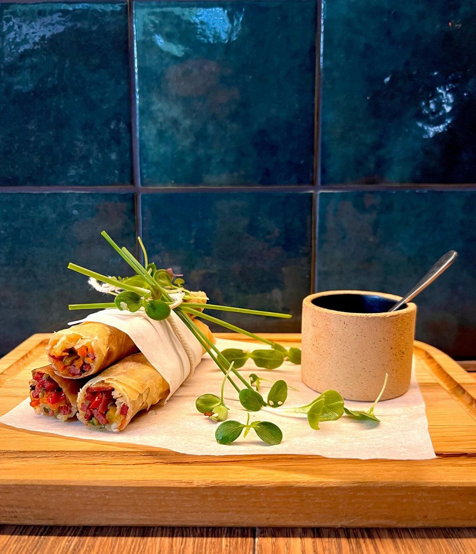 Cannelloni ρυζιού γεμιστά με καπνιστή πάπια Έβρου και chutney mango, πορτοκάλι & togarashi στο πλάι