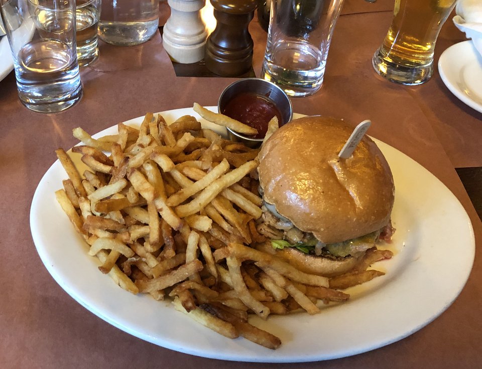 Burger στο Τhe Smith Restaurant