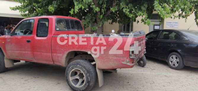 Το αυτοκίνητο με το οποίο ο 44χρονος δράστης έφτασε στο αστυνομικό τμήμα για να παραδοθεί