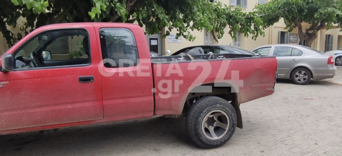 Το όχημα με το οποίο ο 44χρονος έφτασε στο αστυνομικό τμήμα για να παραδοθεί