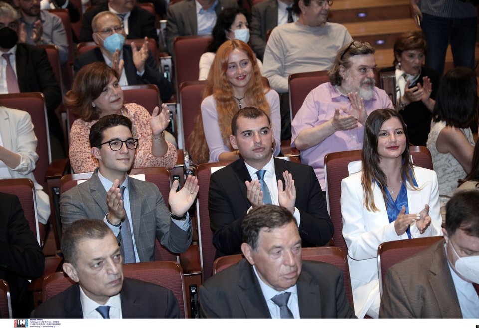 Ο Αλέξανδρος Καραμανλής (αριστερά με το γκρι σακάκι) και η Αλίκη Καραμανλή (δεξιά)