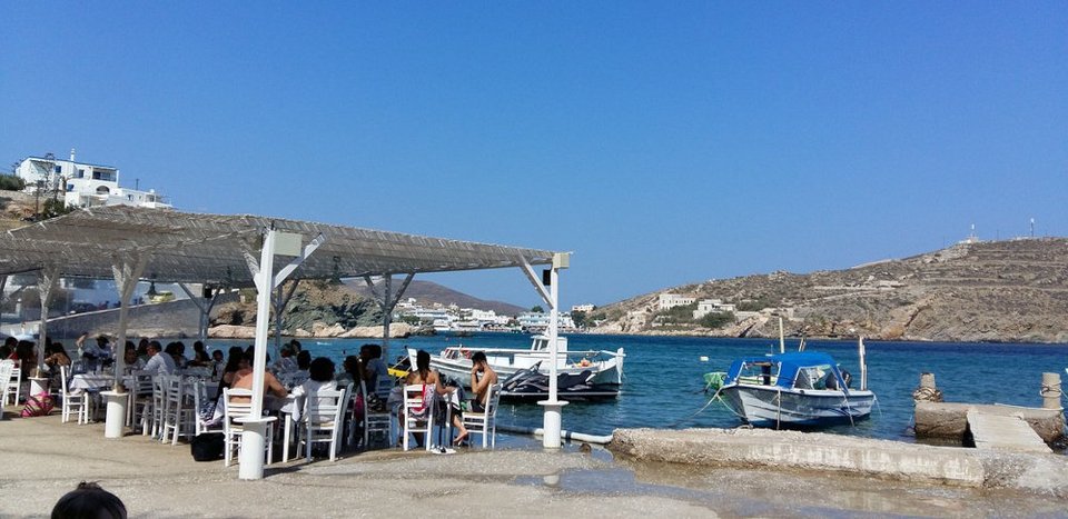 Η ταβέρνα στην παραλία «Αχλάδι» της Σύρου