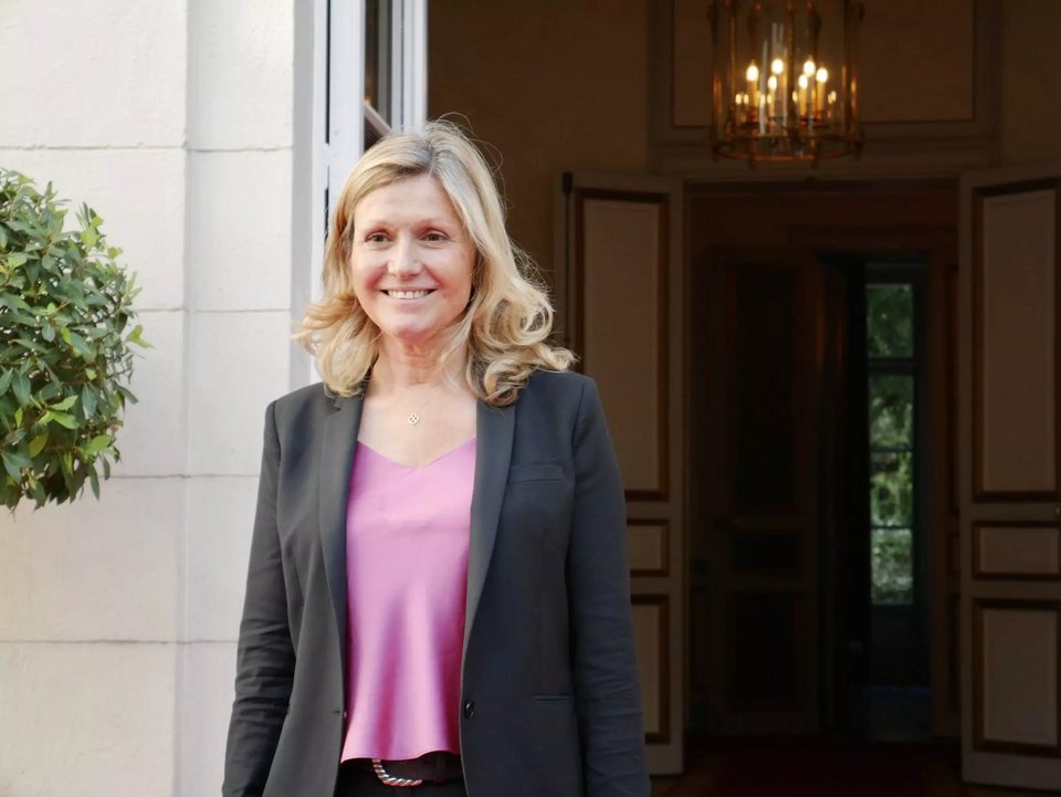 Η Μπρον-Πιβέ είχε οριστεί υπουργός Υπερποντίων Κτήσεων, αλλά παραιτήθηκε για να εκλεγεί πρόεδρος της βουλής