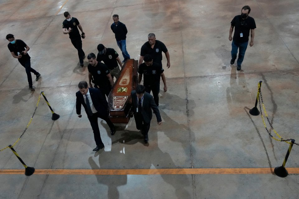 Βραζιλιάνοι αστυνομικοί μεταφέρουν λείψανα που πιστεύεται ότι ανήκουν στον Μπρούνο Περέιρα και τον Ντομ Φίλιπς / AP Photo/Eraldo Peres