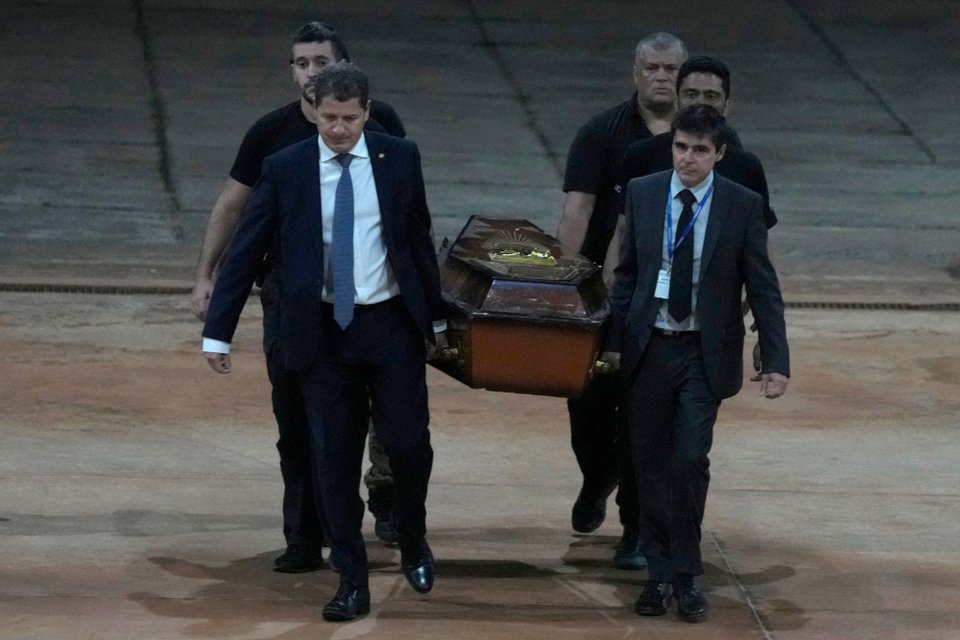 Βραζιλιάνοι αστυνομικοί μεταφέρουν λείψανα που πιστεύεται ότι ανήκουν στον Μπρούνο Περέιρα και τον Ντομ Φίλιπς / AP Photo/Eraldo Peres