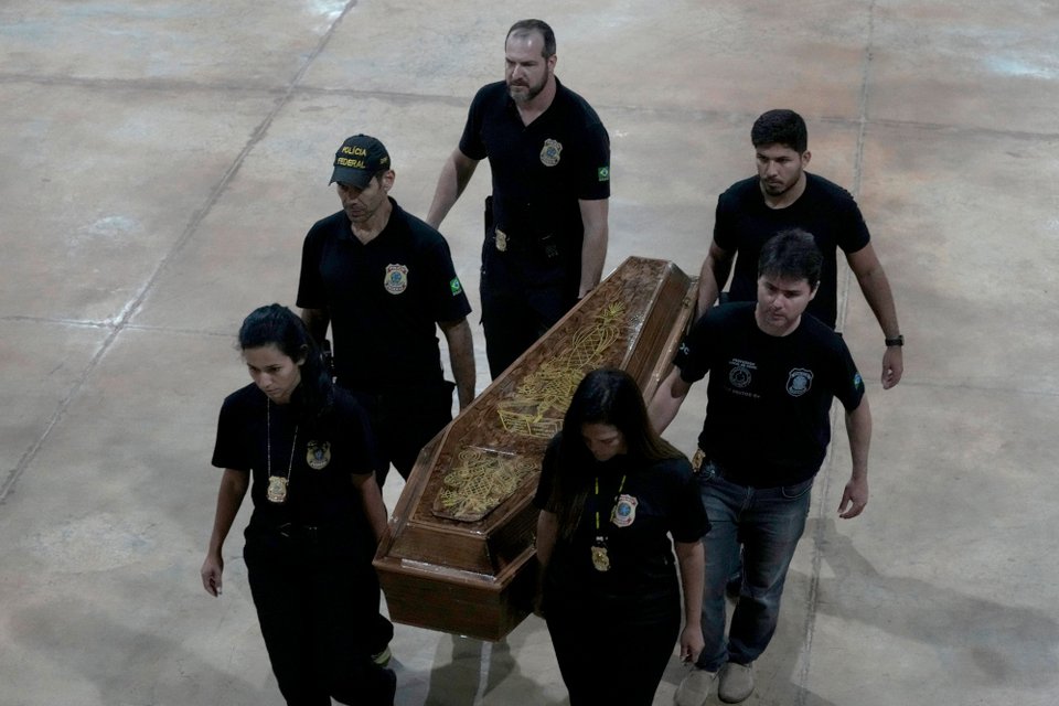 Βραζιλιάνοι αστυνομικοί κουβαλούν λείψανα που πιστεύεται ότι ανήκουν στον Μπρούνο Περέιρα και τον Ντομ Φίλιπς / AP Photo/Eraldo Peres