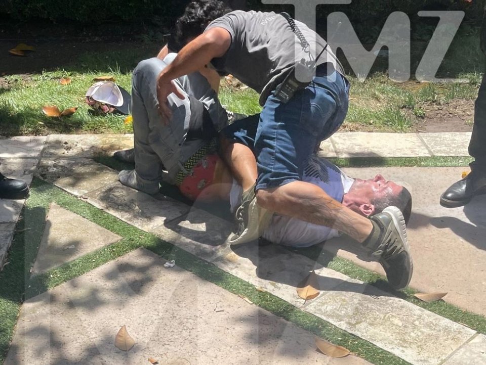Η στιγμή που οι φύλακες ακινητοποιούν τον πρώην σύζυγο της Μπρίτνεϊ Σπίαρας