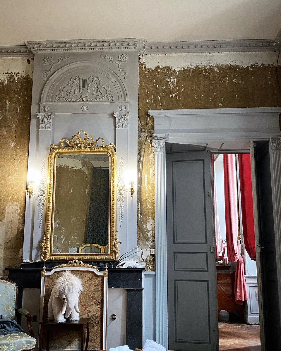 Ένα από τα δωμάτια του chateau όπου μένουν προς το παρόν οι ιδιοκτήτες του