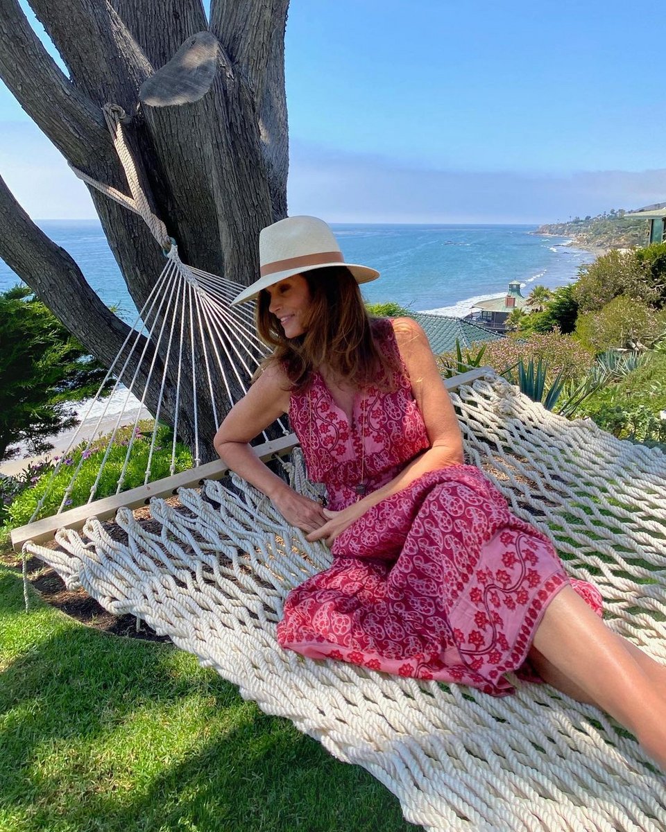Η Σίντι Κρόφορντ φωτογραφημένη στην αιώρα του κήπου στη βίλα στο Μαλιμπού - Φωτογραφία: cindycrawford/Instagram
