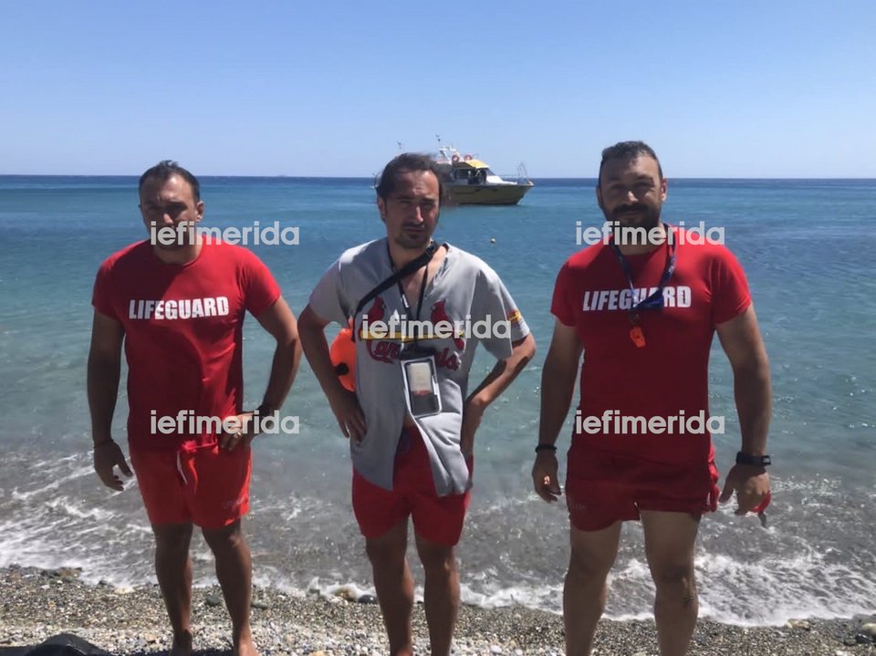 Ο Γερμανός τουρίστας μετά τη διάσωσή του με τους ναυαγοσώστες που τον βοήθησαν