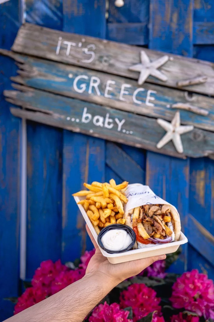 ΟΙ ελληνες που φιάχνουν σουβλάκια στο street foof στη Κοπεγχάγη.