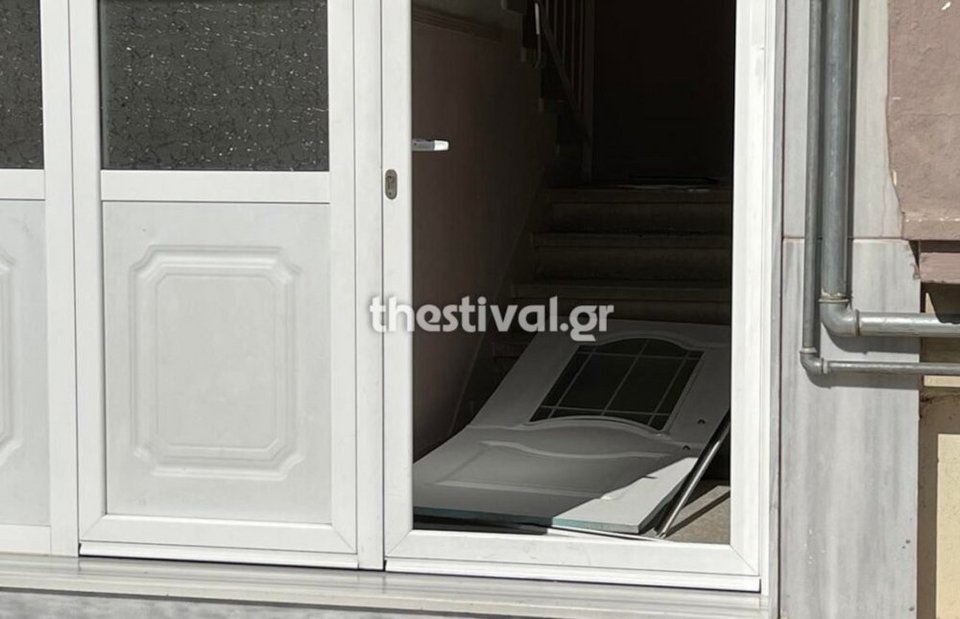 Η πόρτα της εισόδου του σπιτιού του 32χρονου / thestival.gr