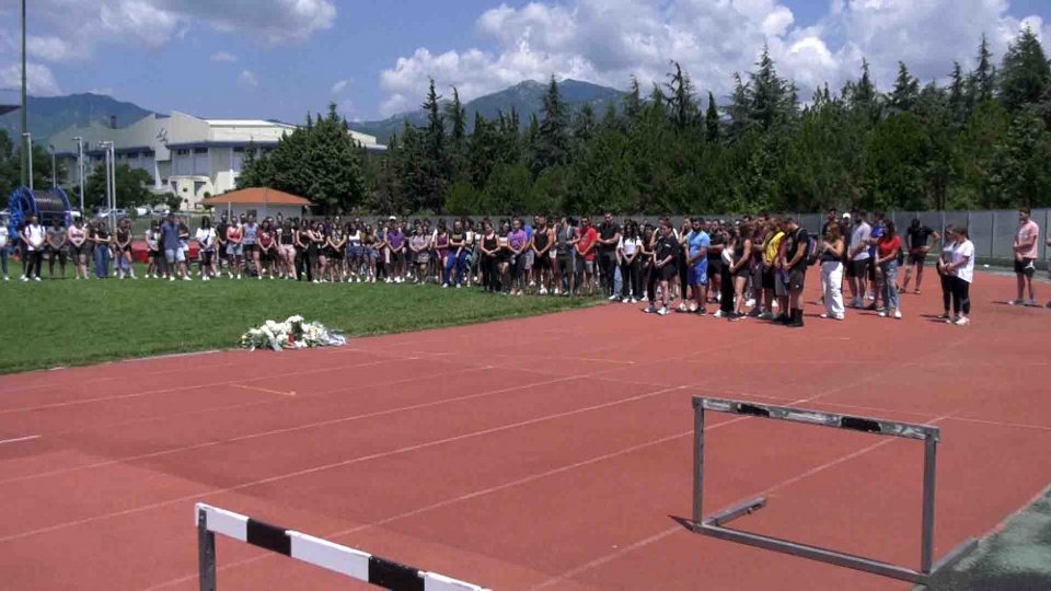 Φοιτητές του ΤΕΦΑΑ αφήνουν λουλούδια στο σημείο που έχασε τη ζωή τους η 22χρονη / maronnews.gr