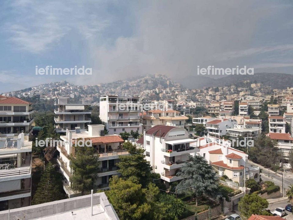 Φωτιά στη Γλυφάδα, αποπνικτική ατμόσφαιρα από τους καπνούς