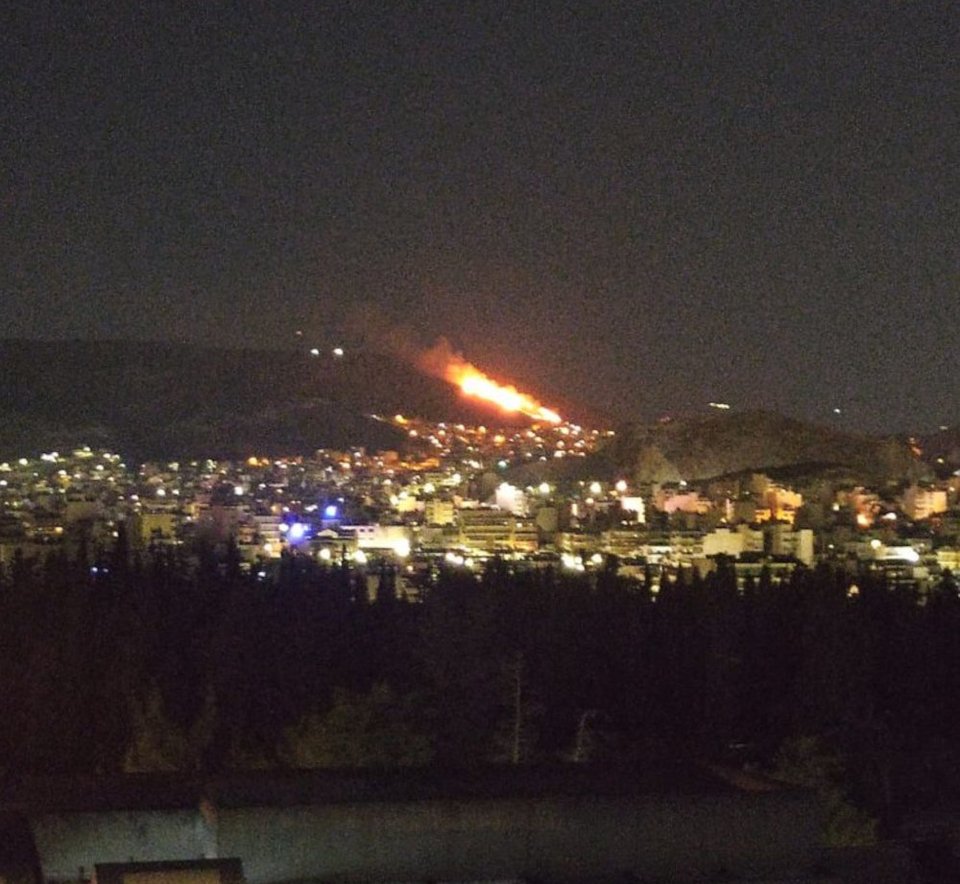 Η φωτιά είναι ορατή από πολλά σημεία της Αθήνας