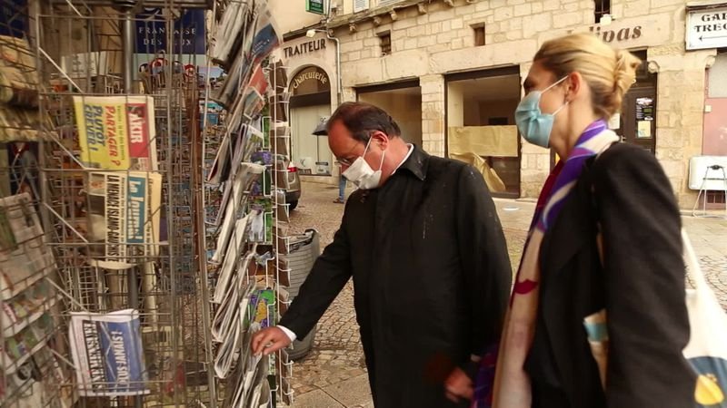 Ο Ολάντ αγοράζει εφημερίδα, δίπλα του η Ζιλί Γκαγιέ / Φωτογραφία France Télévisions