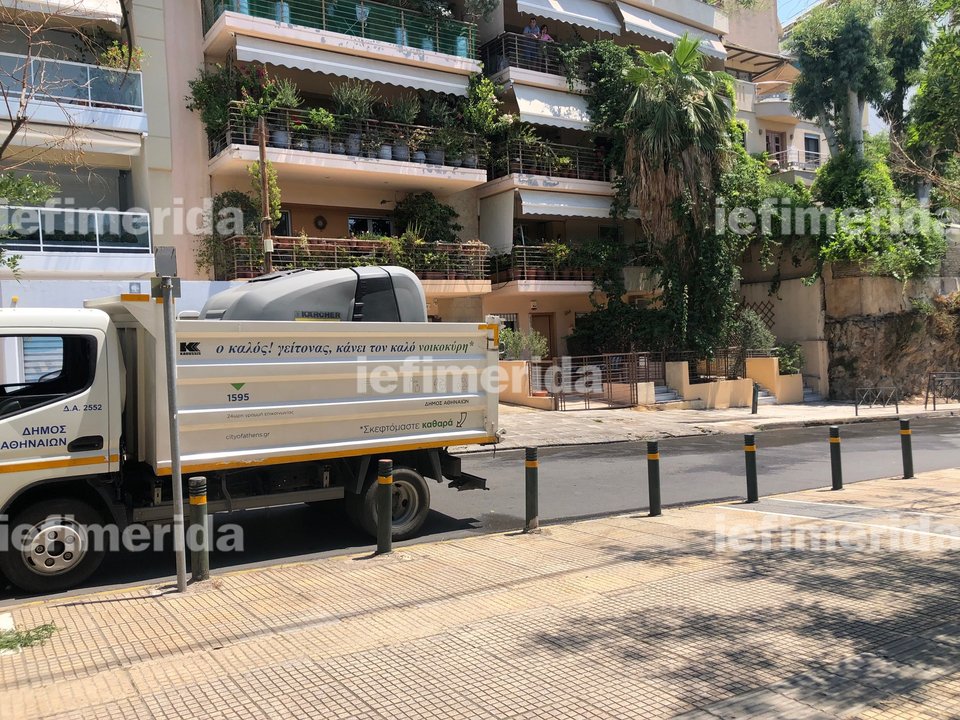 Συνεργείο της δημοτικής Αρχής βρέθηκε στο σημείο προκειμένου να καθαρίσει το οδόστρωμα