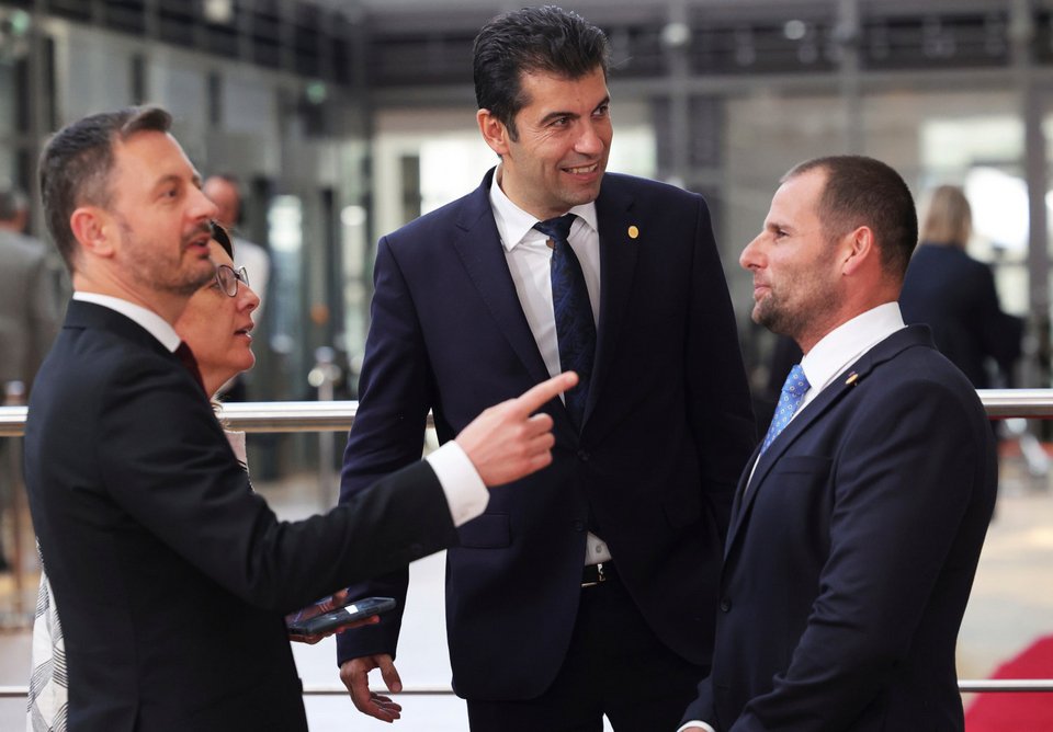 Ο Σλοβάκος πρωθυπουργός Eduard Heger, αριστερά, συνομιλεί με τον Βούλγαρο πρωθυπουργό Kiril Petkov, στο κέντρο, και τον Μαλτέζο πρωθυπουργό Robert Abela