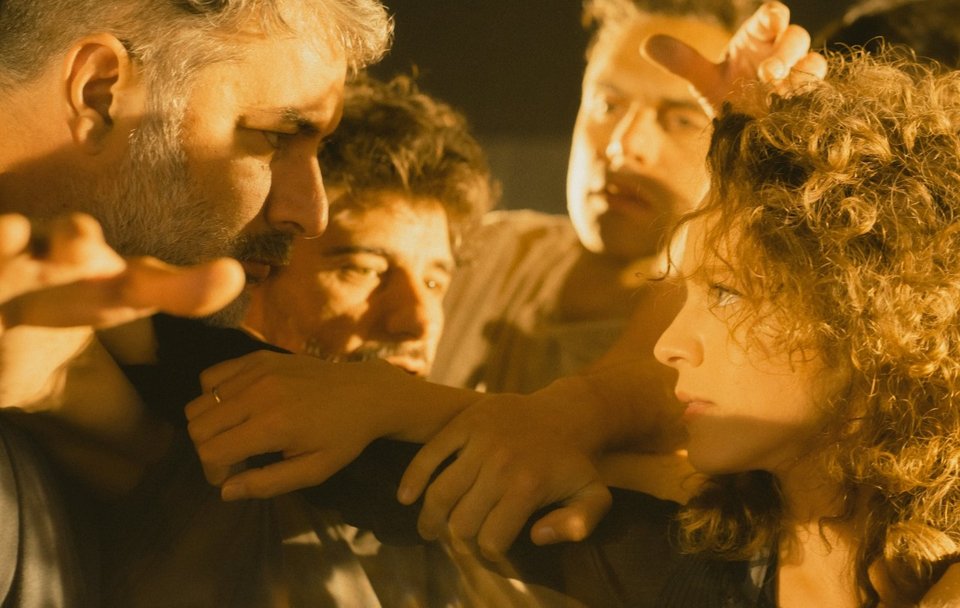 Έλλη Τρίγγου (Αντιγόνη) Βασίλης Μπισμπίκης (Κρέων) Ιεροκλής Μιχαηλίδης (Κορυφαίος του Χορού) Γιώργος Παπαγεωργίου (Άγγελος) Δανάη Μιχαλάκη (Ισμήνη) Χρήστος Σαπουντζής (Τειρεσίας)