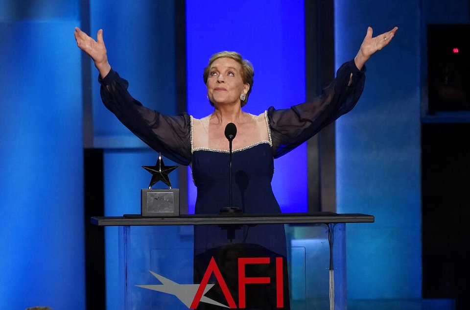 Η ηθοποιός Julie Andrews παραλαμβάνει το 48ο βραβείο AFI Life Achievement Award κατά τη διάρκεια του γκαλά προς τιμήν της, την Πέμπτη 9 Ιουνίου 2022, στο Dolby Theatre στο Λος Άντζελες