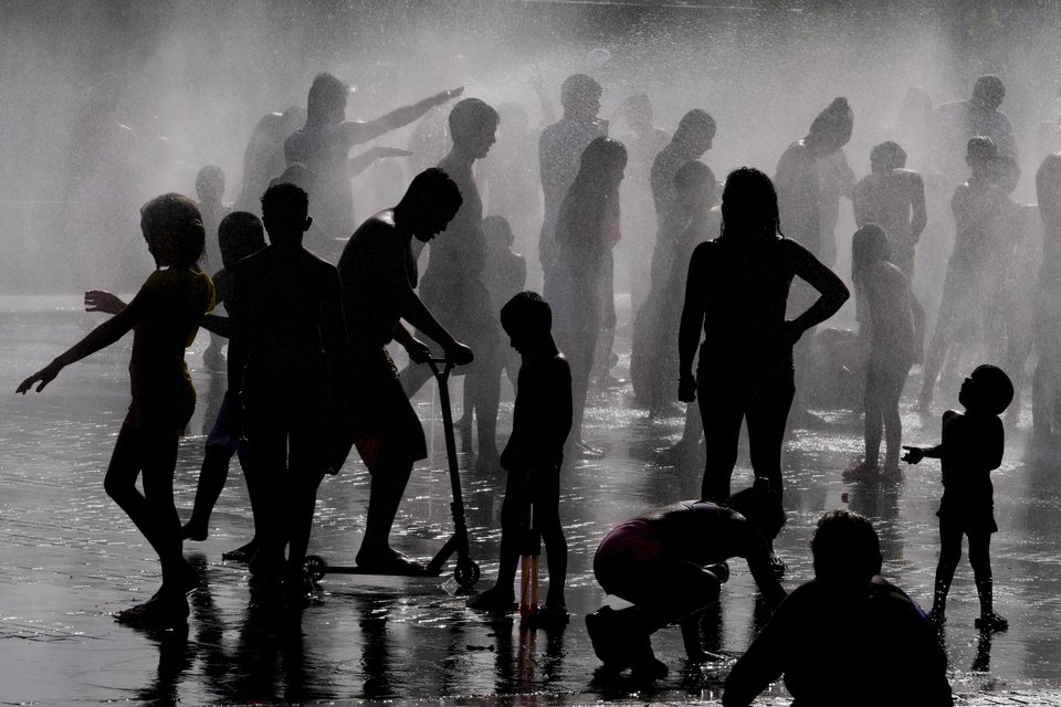 Στιγμές δροσιάς για τους κατοίκους της Μαδρίτης σε σιντριβάνι