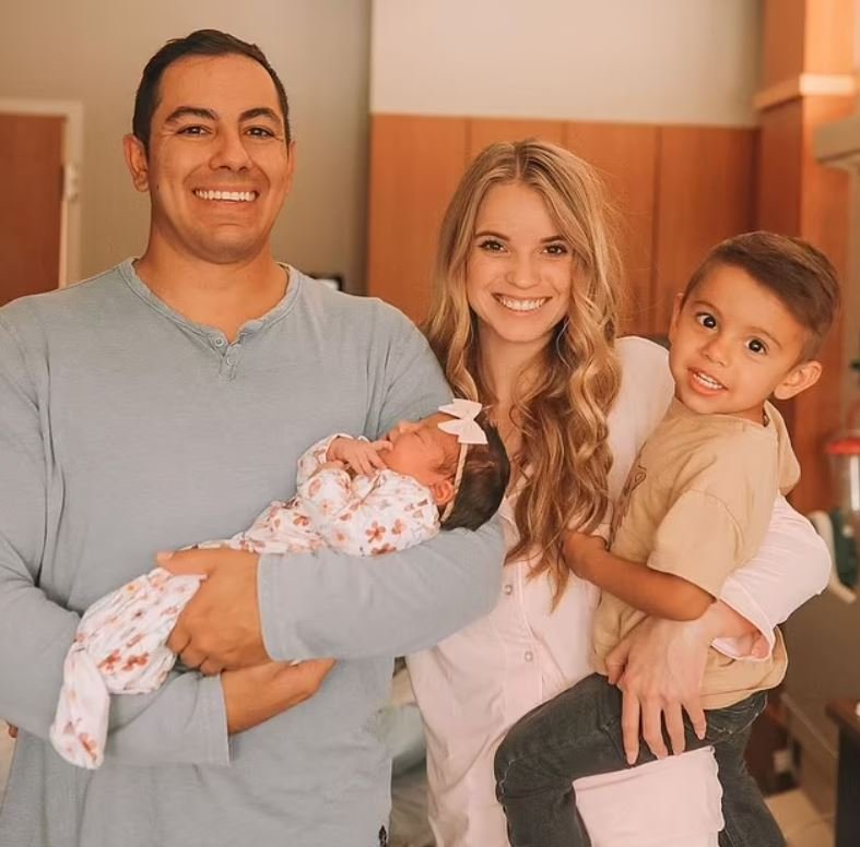 Η Kaitlyn και ο σύζυγός της, Miguel Munoz, έχουν επίσης έναν δίχρονο γιο, τον Callahan, τον οποίο μπόρεσε να κυοφορήσει