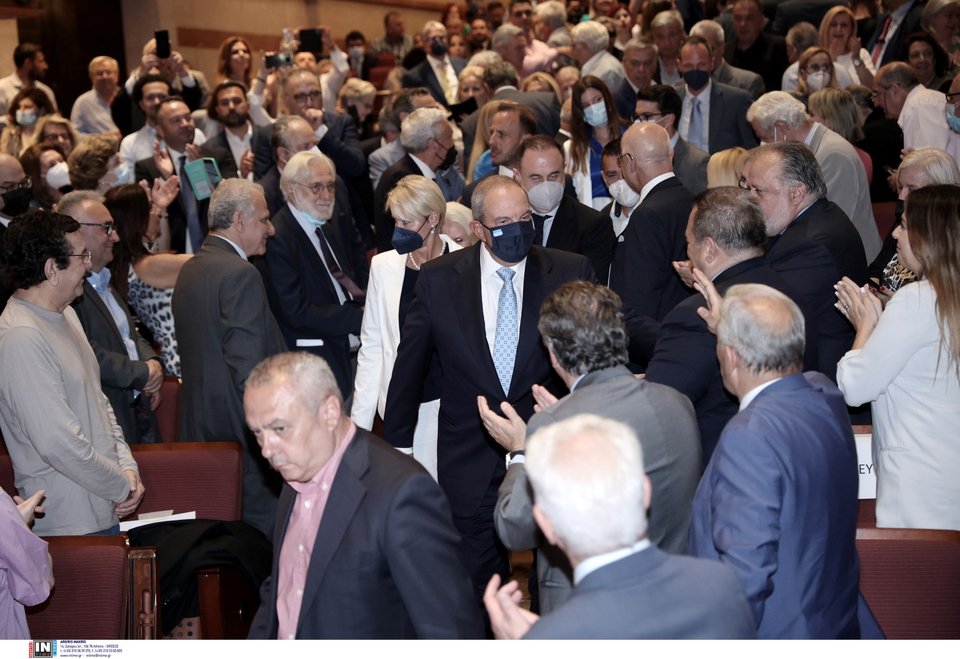 Ο πρώην πρωθυπουργός Κώστας Καραμανλής χειροκροτείτια στο μέγαρο Μουσικής -Φωτογραφία: Intimenews/ΛΙΑΚΟΣ ΓΙΑΝΝΗΣ