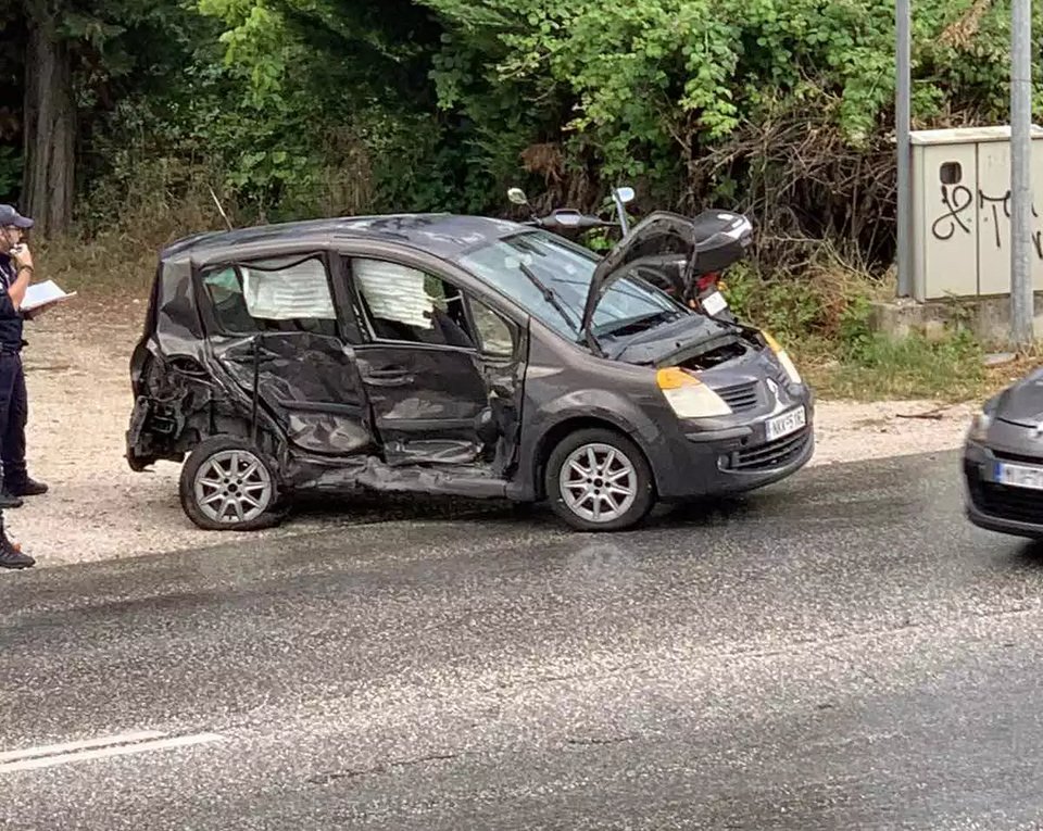 Καραμπόλα με τρία αυτοκίνητα στα Τρίκαλα