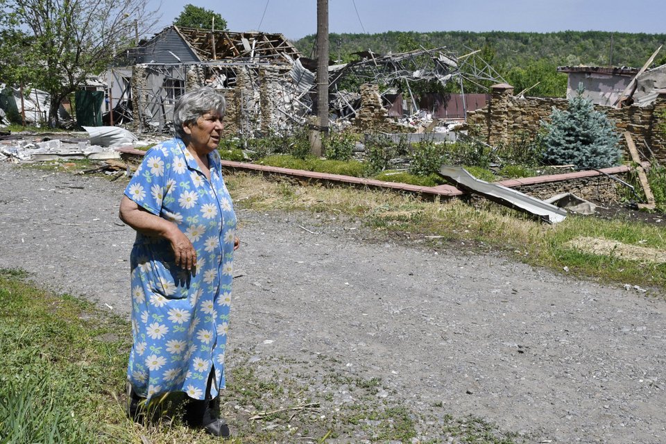 Η απελπισία χαραγμένη στα πρόσωπα των ελάχιστων κατοίκων που έχουν μείνει στο Σλοβιάνσκ / Φωτογραφία: AP Photo-Andriy Andriyenko