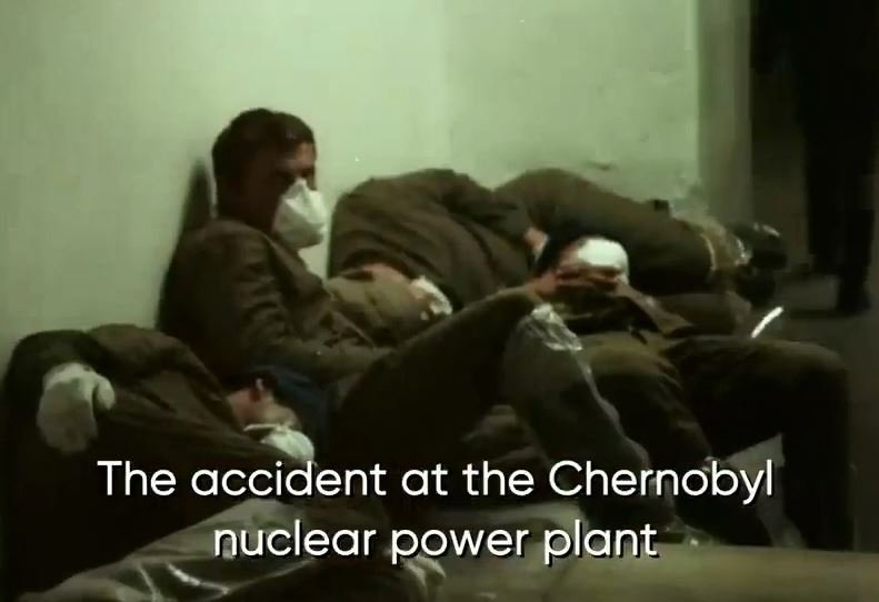 κόσμος πεσμένος κάτω με μάσκες μετά την έκρηξη στο Τσερνόμπιλ