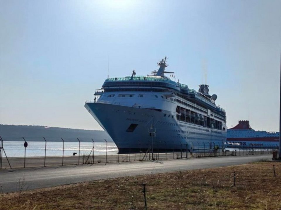 Το κρουαζιερόπλοιο Rhapsody Of The Seas που έδεσε στο λιμάνι της Σούδας / zarpanews.gr