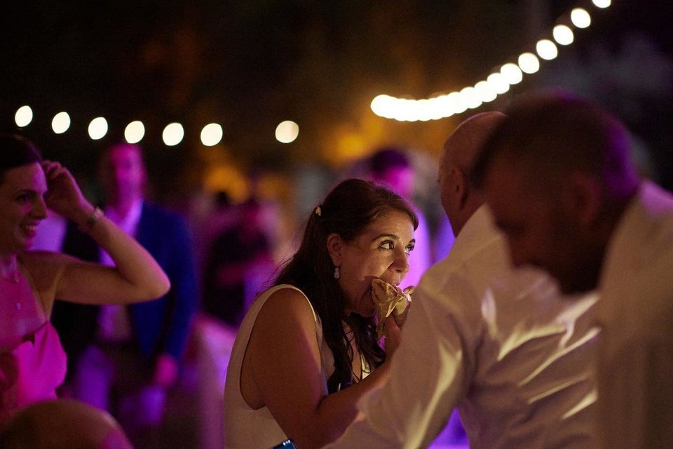 Η χιουμοριστική φωτογραφία του Χρήστου Ζωγράφου που δείχνει την σύζυγό του να απολαμβάνει το φαγητό της