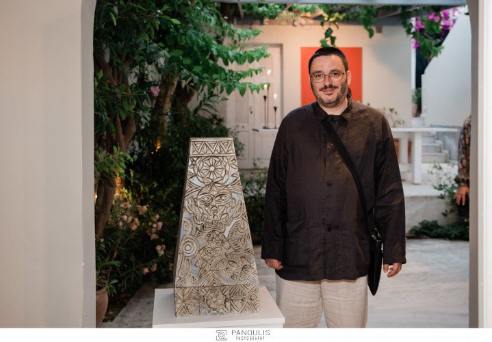  Αλέκος Κυραρίνης εμπρός από το έργο του Οι Μάρτυρες